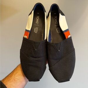 Men’s black,blue, red and white Toms size 8